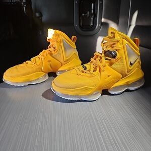 Nike LeBron 19 Hard Hat University CZ0203-700 Shoes Mens Size 7.5 Great PreOwned